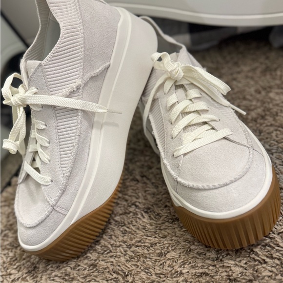 UGG Shoes - UGG EZ Duzzit Cream Platform Lace-Up Sneakers with Gum Sole sz 10 NEW Sold out
